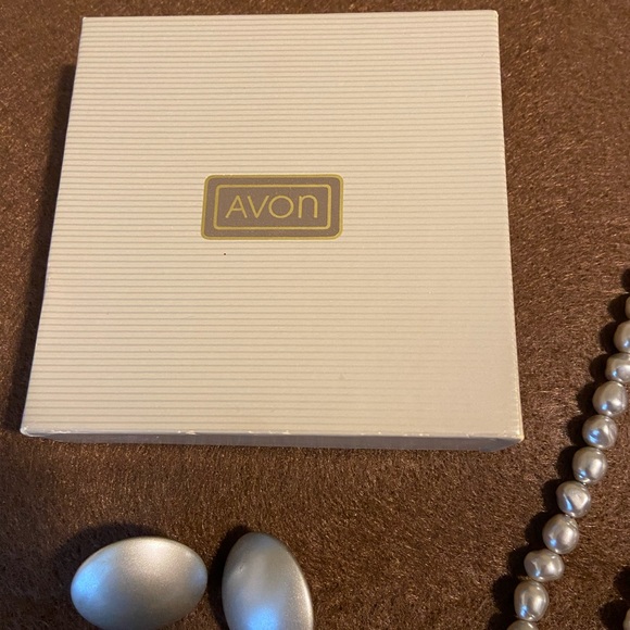 Avon Vintage Classic Grey Baroque necklace (2) and earring set - Picture 2 of 6